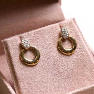 Brinco Oval Diamantado Com Elos Em Ouro Amarelo 