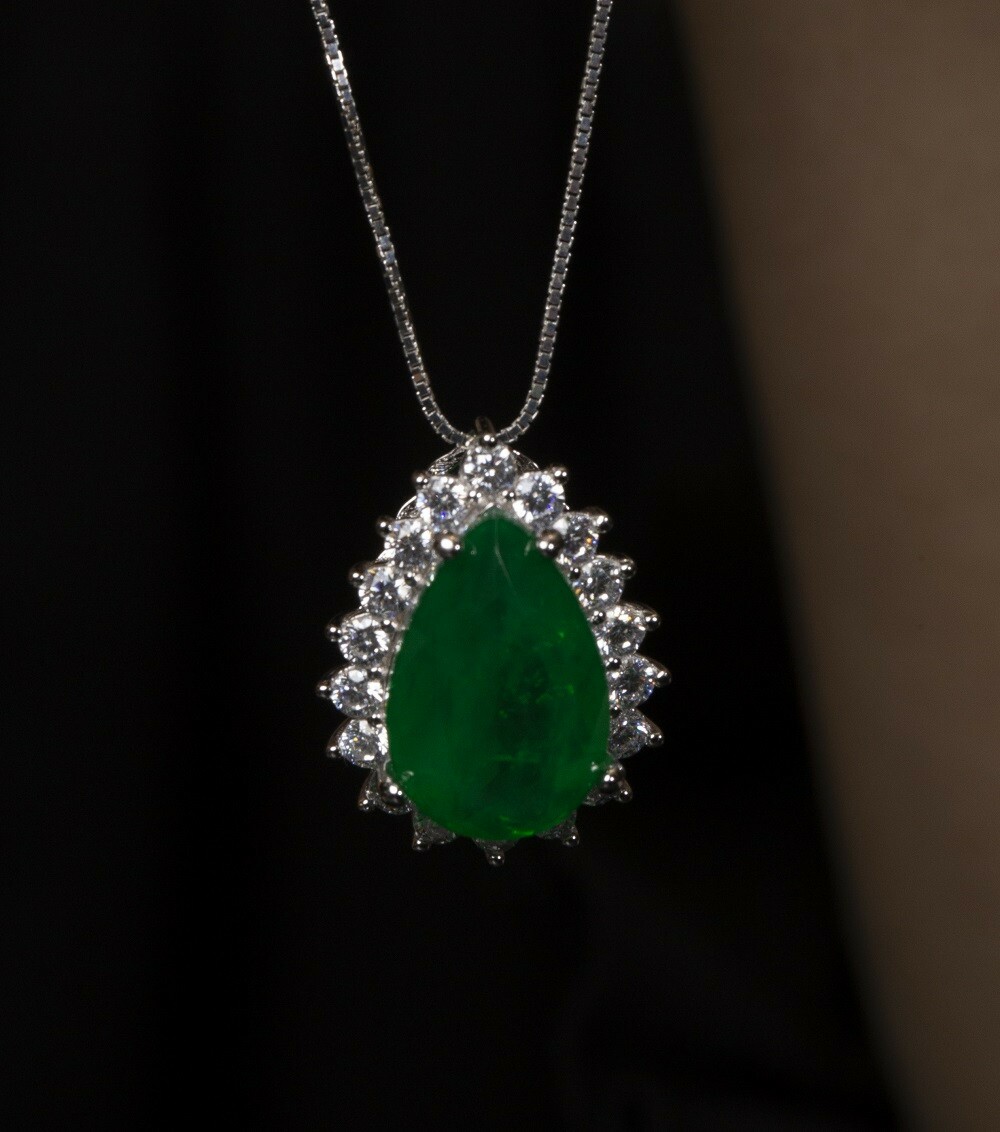 Gargantilha Gota Cravejada com Zircônia Esmeralda em Prata