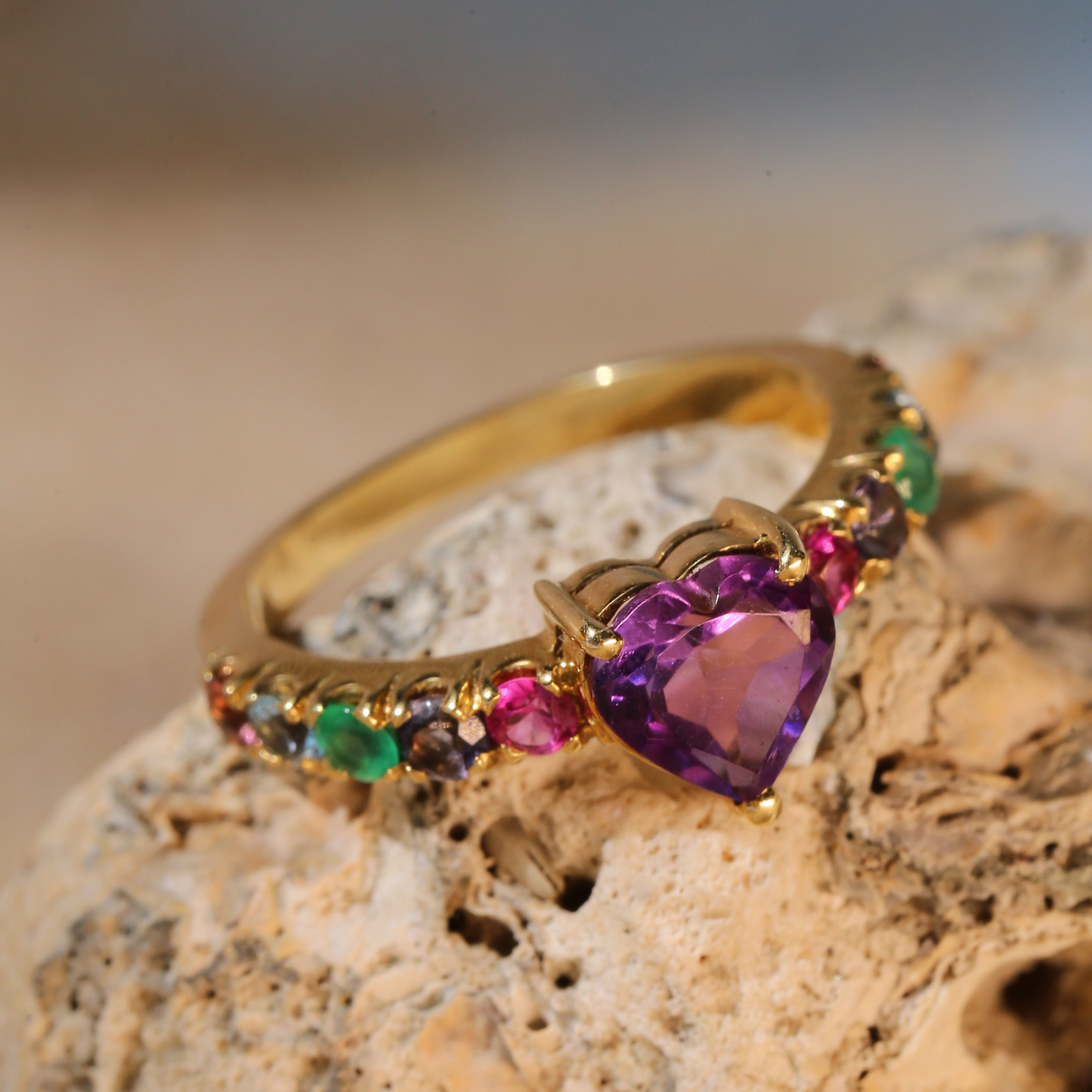 Anel Coração Ametista Pedras Naturais em Ouro Amarelo