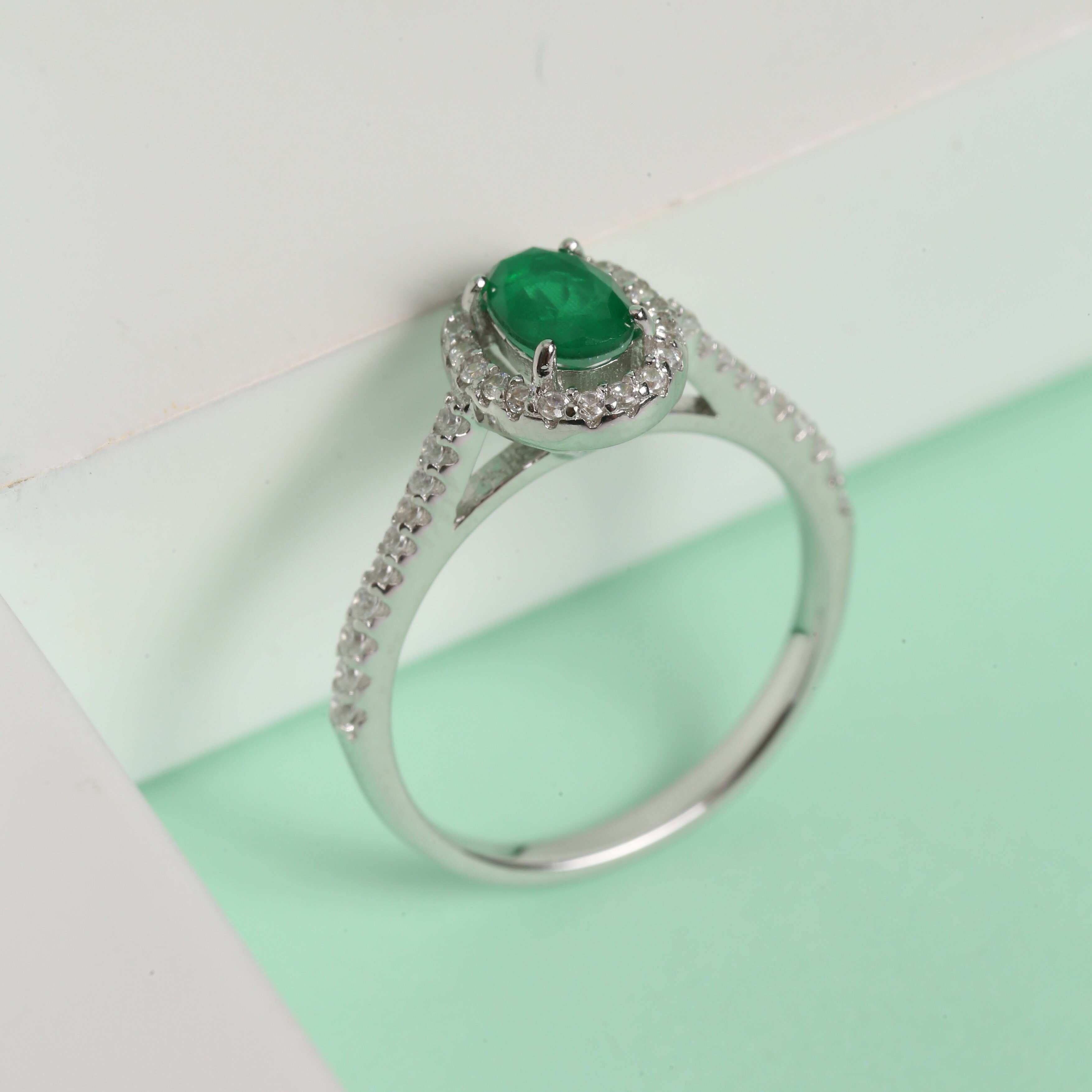 Anel Oval Com Zircônia Esmeralda Em Prata