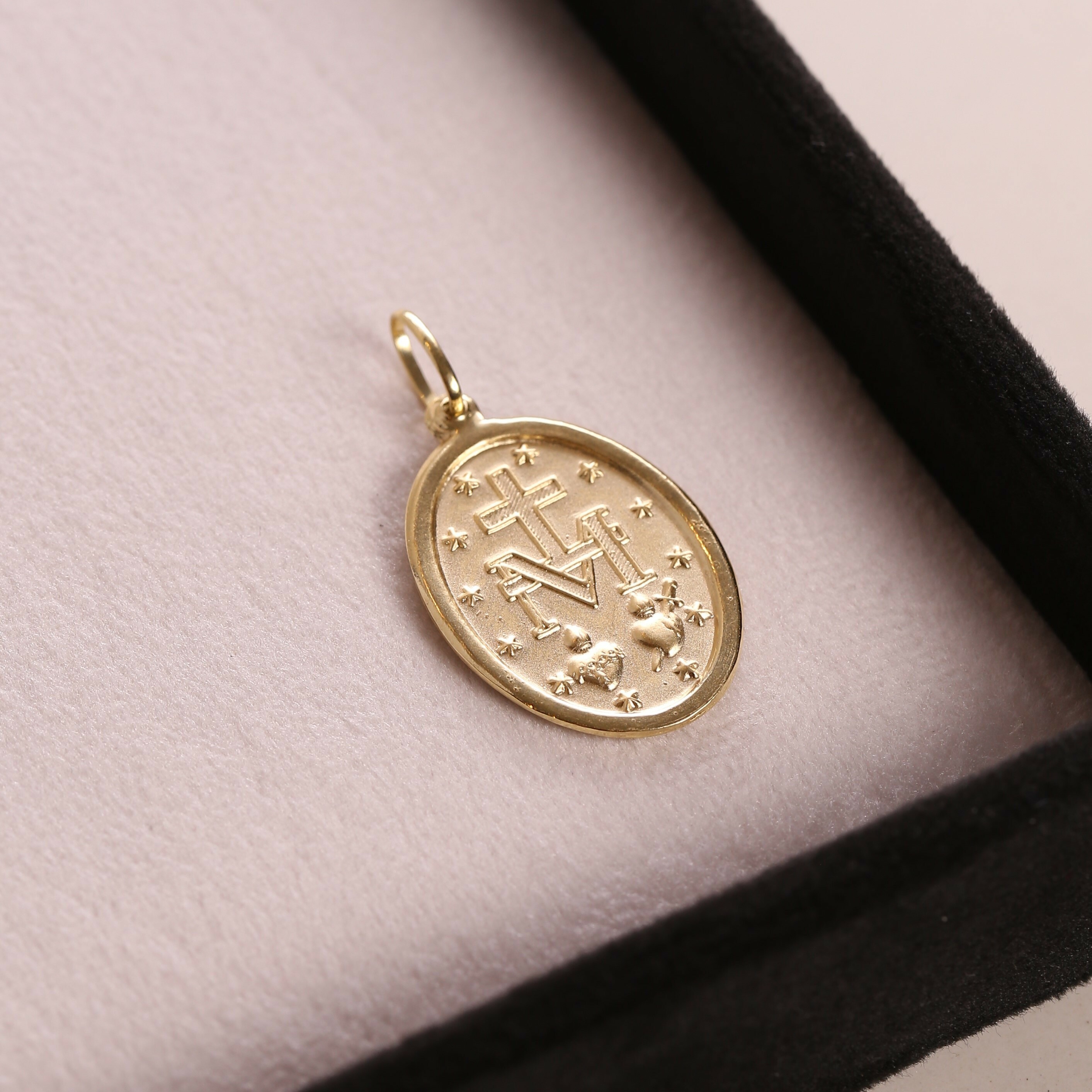 Pingente Oval Nsa da Graças Grande Em Ouro Amarelo 