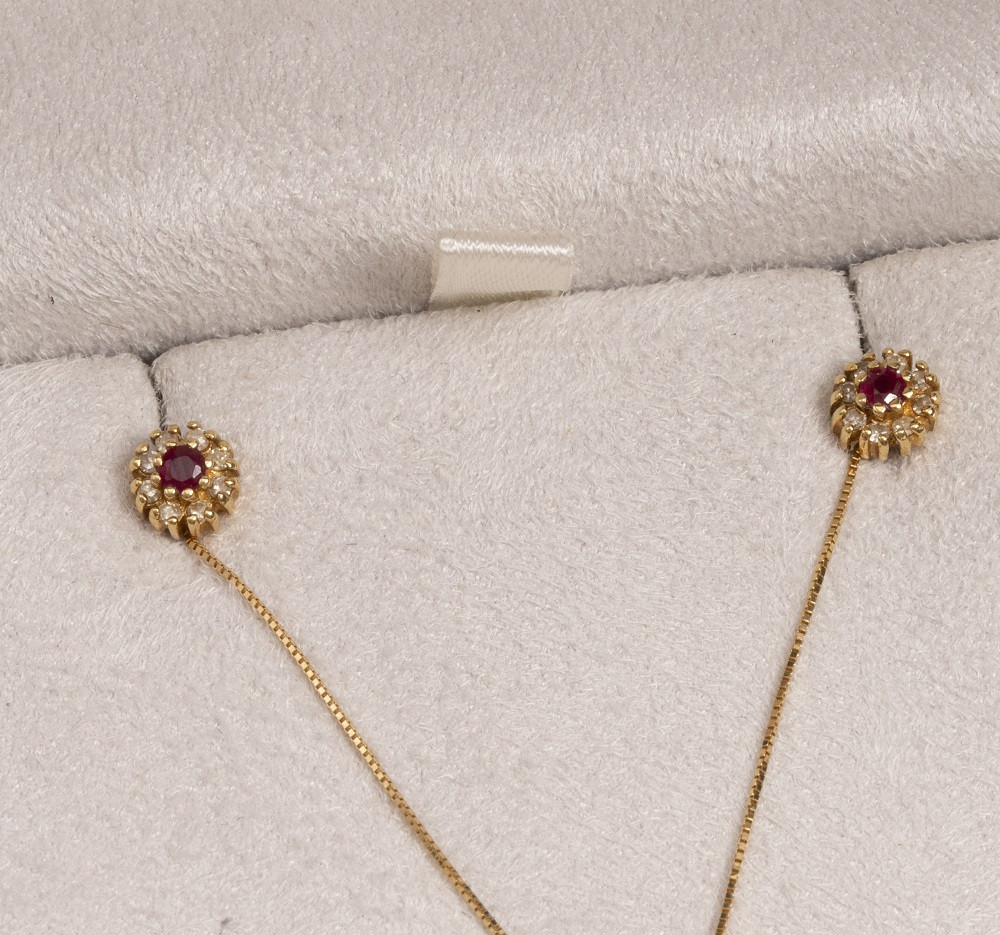 Brinco Flor com Diamante e Rubi em Ouro Amarelo