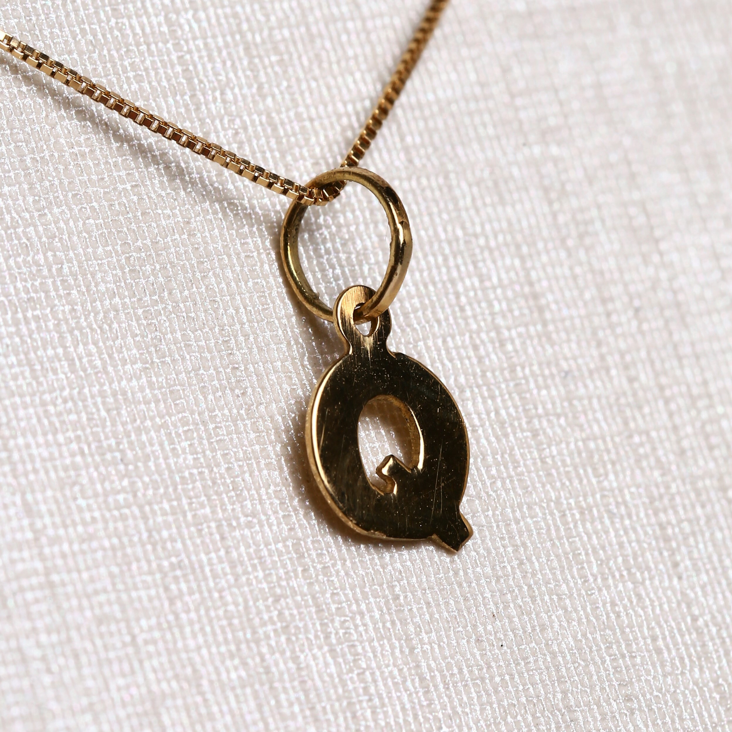 Pingente Letra Q Em Ouro Amarelo