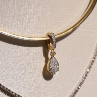 Pingente Gota Pavê Com Diamantes Em Ouro Amarelo