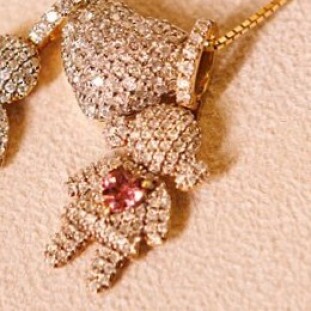 Pingente Menina Cravejado Com Diamantes e Turmalina Rosa Coração Em Ouro Amarelo 