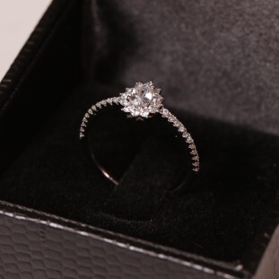 Anel Gota Cravejado Com Zircônias Em Prata