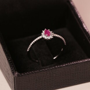 Anel Gota Cravejado Com Zircônia Vermelha Em Prata