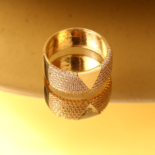 Anel Pavê Largo Com Detalhe V Cravejado Com Zircônias Em Ouro Amarelo