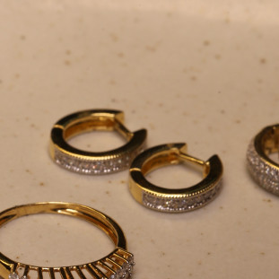 Argola Fios Quadrado Cravejada Com Diamantes  Em Ouro Amarelo