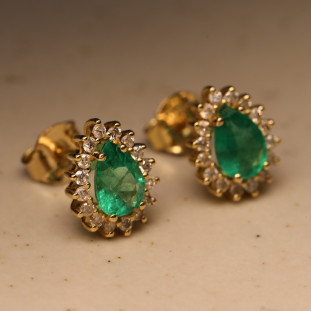 Brinco Com Esmeralda Gota Cravejado Com Diamantes Em Ouro Amarelo