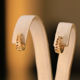 Argola Gota Detalhada e Vazada Em Ouro Amarelo 