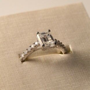 Anel Retangular Com Moissanites Em Prata 