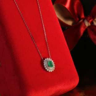 Gargantilha Esmeralda Oval com Diamantes em Ouro Branco