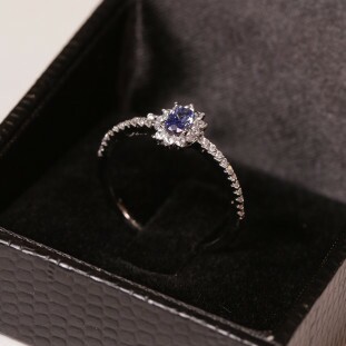 Anel Oval Cravejada Com ZircôniaTipo Tanzanita Em Prata