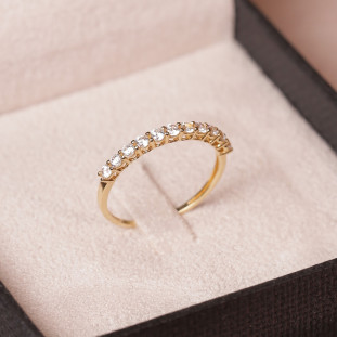 Meia Aliança Cravejada Com Zircônias Em Ouro Amarelo 