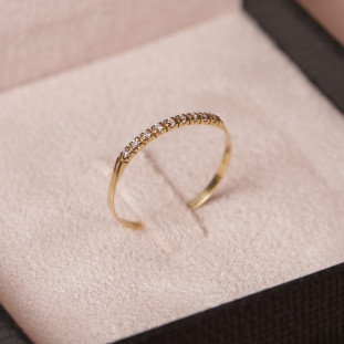 Meia Aliança Reta com Zircônias em Ouro Amarelo