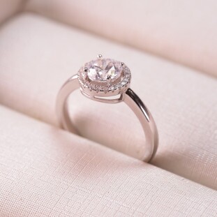 Anel Redondo Cravejado Com Zircônias Em Prata 