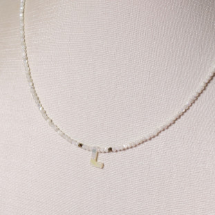 Colar de Pérolas e Hematitas Douradas Com Madrepérolas Letra L 