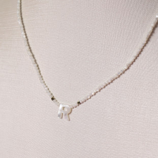 Colar de Pérolas e Hematitas Douradas Com Madre Pérolas Letra R