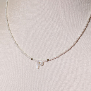 Colar de Pérolas e Hematitas Douradas Com Madre Pérolas Letra P