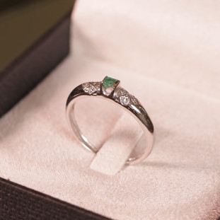 Anel De Formatura Com Esmeralda e Diamantes Em Ouro Branco 