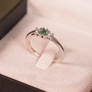 Anel De Formatura Com Esmeralda e Diamantes Em Ouro Branco 