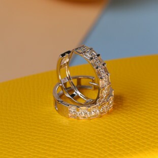 Argola Redonda Baguete Vazada Cravejada Com Zircônias Em Prata