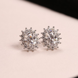 Brinco Oval Cravejado Com Moissanites Em Prata 