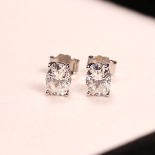 Brinco Oval Com Moissanites Em Prata 