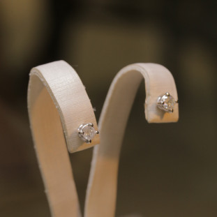 Brinco Solitário Com Diamantes Em Ouro Branco 