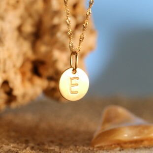 Pingente Placa Letras Laser em Ouro Amarelo-E