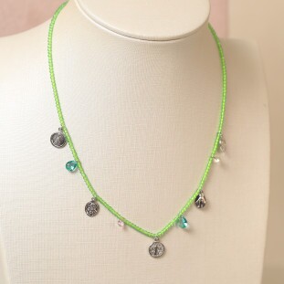 Gargantilha Cristais  Peridoto e Medalhas Em Prata 