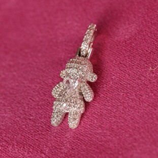 Pingente Menina Com Coração Cravejado Com Zircônias Em Prata 