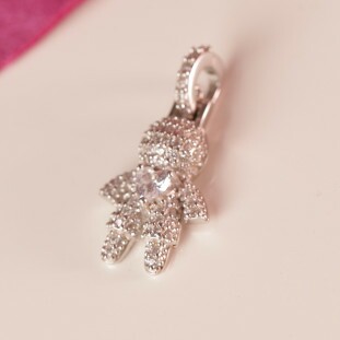 Pingente Menino Com Coração Cravejado Com Zircônias Em Prata 