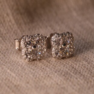 Brinco Trevo Cravejado Com Zircônias Em Prata 