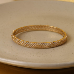 Bracelete Cravejado Com Zircônias e Detalhes Vazados Em Ouro Amarelo
