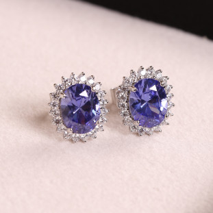 Brinco Oval Cravejado Com Zircônias Tanzanitas Em Prata 