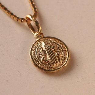 Pingente São Bento Oco Em Ouro Amarelo 