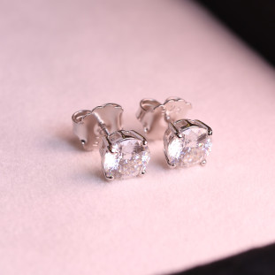 Brinco Ponto de Luz Com Moissanites Em Prata 