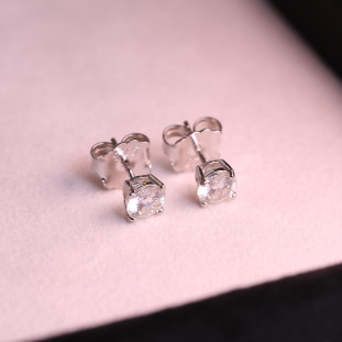 Brinco Ponto de Luz Com Moissanites Em Prata 