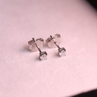 Brinco Ponto de Luz Com Moissanites Em Prata 