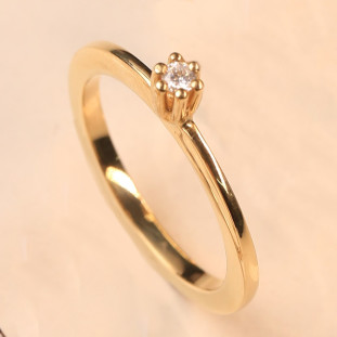 Anel Solitário  Com Diamante Em Ouro Amarelo 