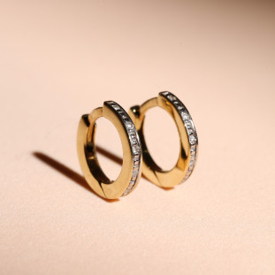 Argola Redonda Cravejada com Diamante em Ouro Amarelo