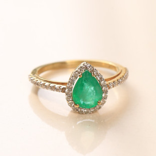 Anel Gota Com Esmeralda E Diamantes Em Ouro Amarelo 