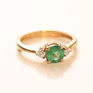 Anel Com Esmeralda Oval E Diamantes Em Ouro Amarelo 