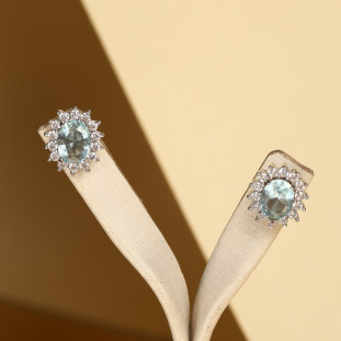 Brinco Oval Cravejada Com Zircônia Agua Marinha Em Prata