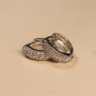 Argola Cravejada Zircônias Em Prata