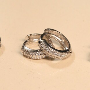 Argola Cravejada Com Zircônias Em Prata