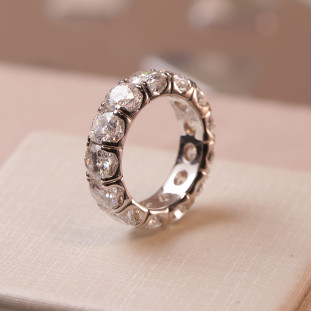 Aliança Inteira Cravejada Com Moissanites Em Prata 