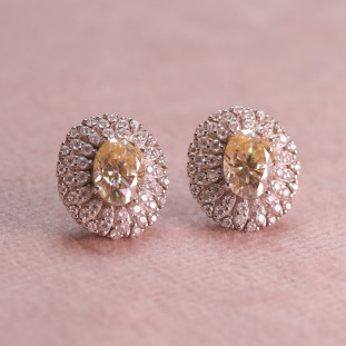 Brinco Oval Cravejado Com Moissanites Amarelas Em Prata 